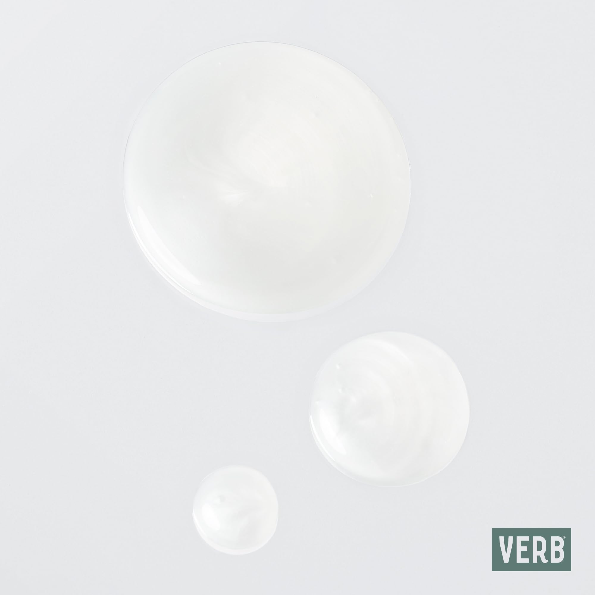 Persona usando VERB Ghost en la ducha para un cabello más ligero