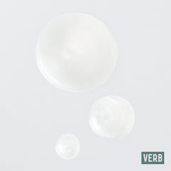 Persona usando VERB Ghost en la ducha para un cabello más ligero
