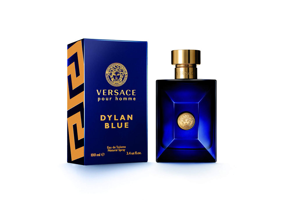 Versace Dylan Blue en ambiente lifestyle sugiriendo uso diario y prestigio