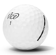 Vice Golf bola en vuelo tras un chip demostrando control en el juego corto