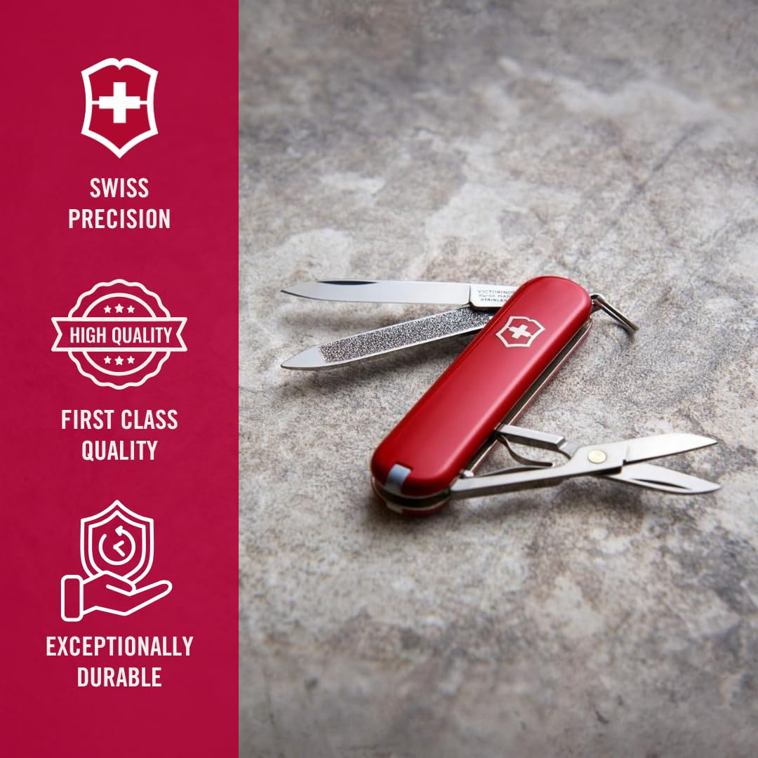 Victorinox Classic SD en uso al aire libre abriendo un paquete con seguridad