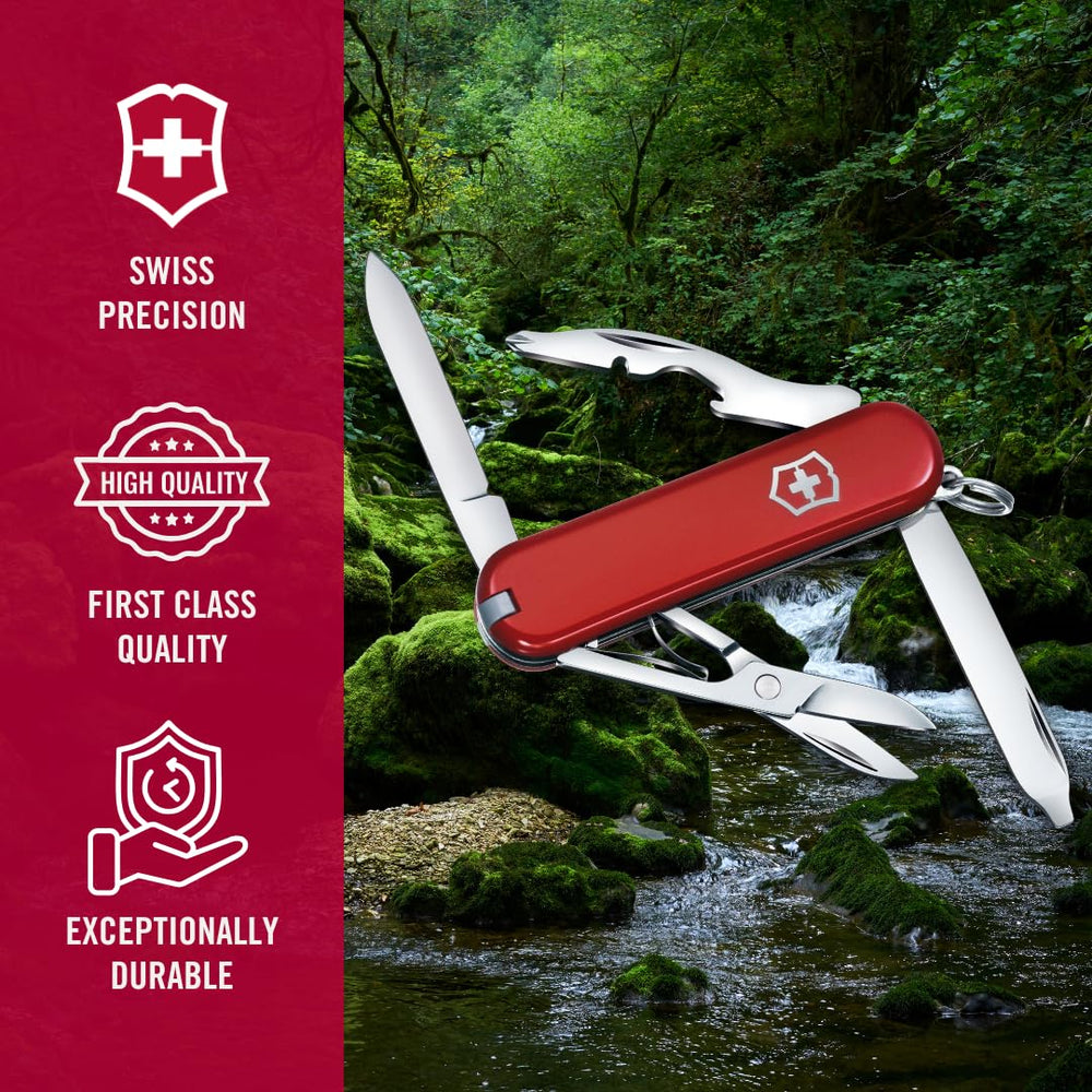 Victorinox Rambler en uso durante camping ejemplifica versatilidad y resistencia