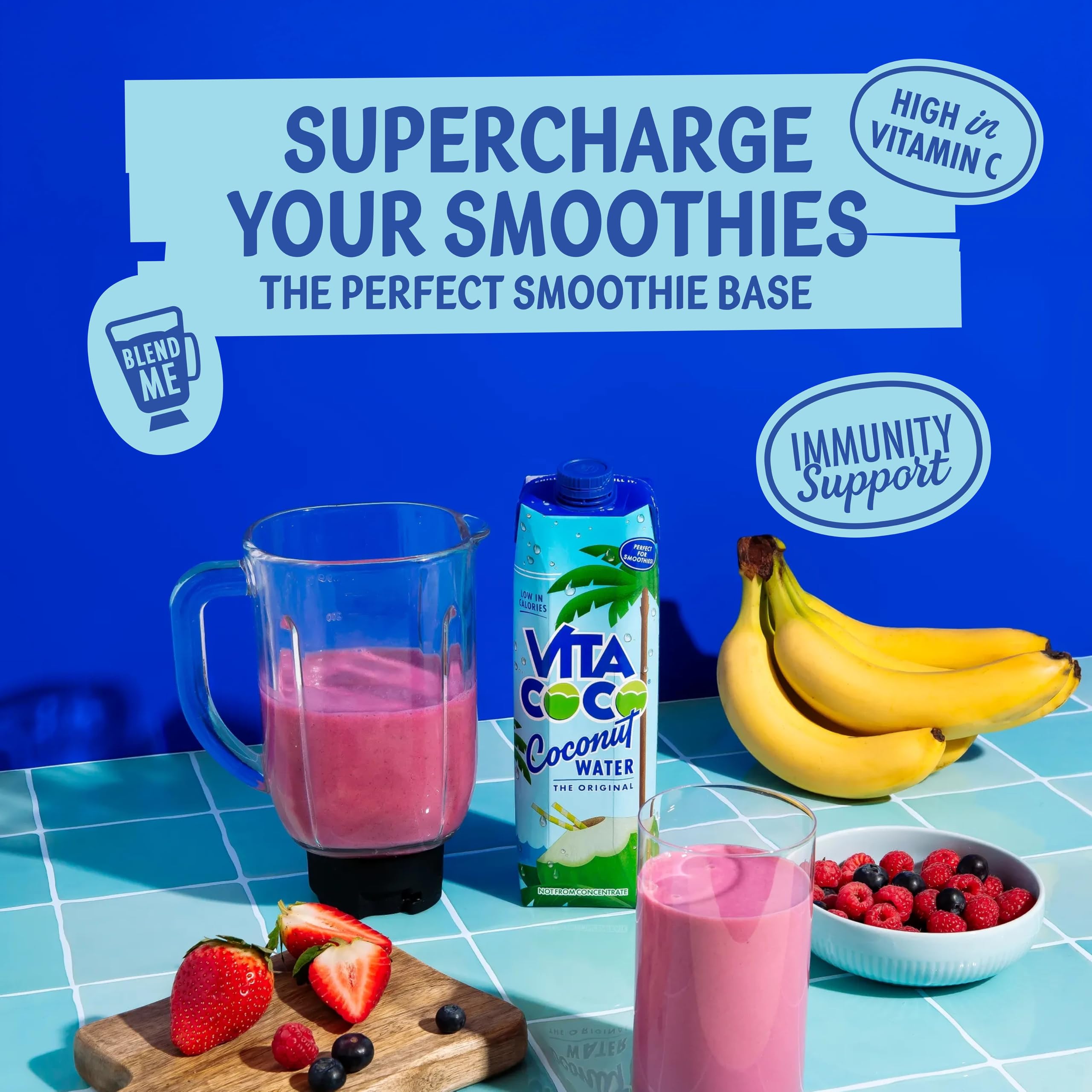 Vita Coco botella sostenida en mano para ver tamaño real