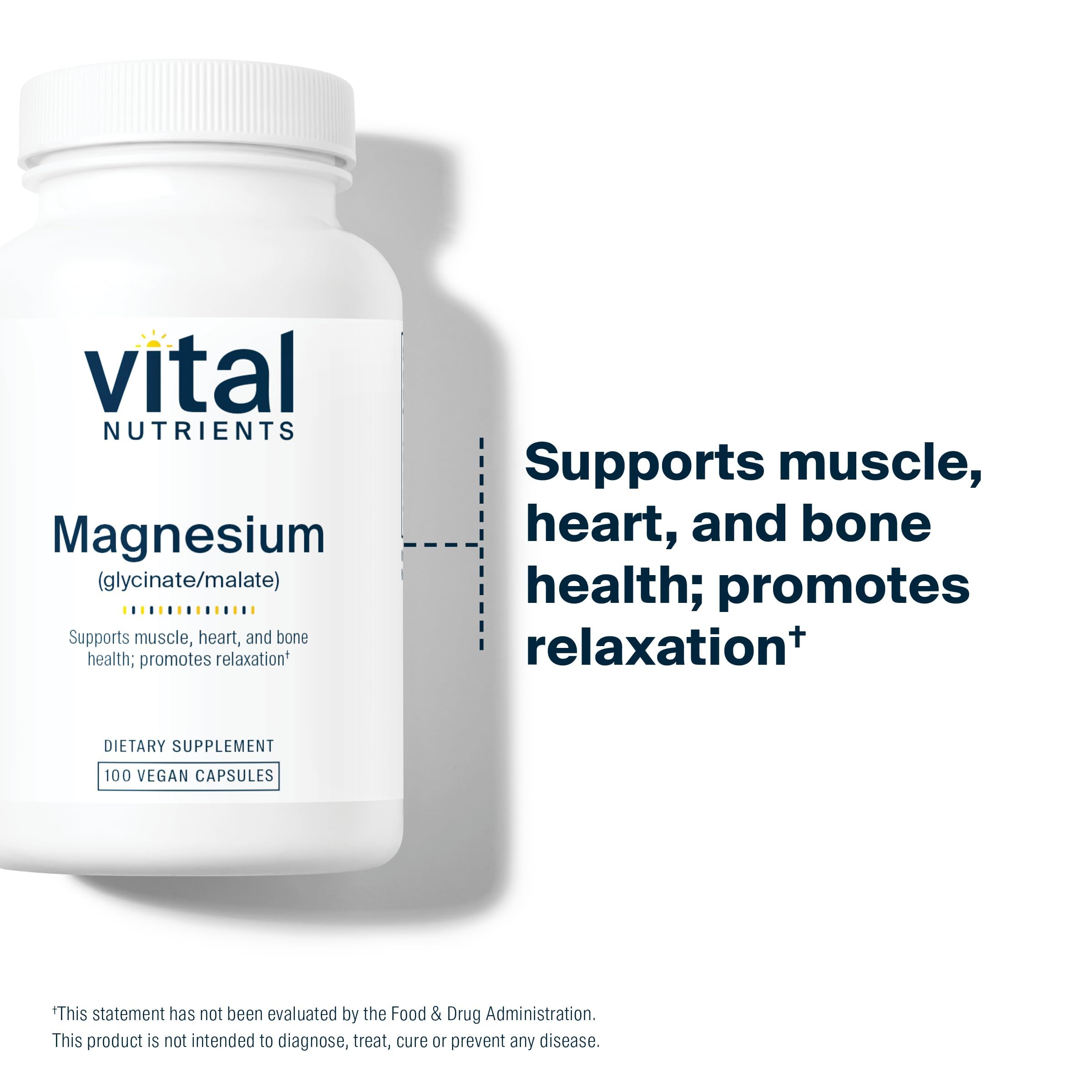 Vital Nutrients cápsula en mano para comparar tamaño y facilidad de ingestión