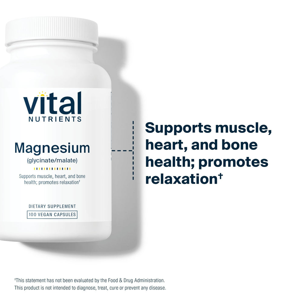 Vital Nutrients cápsula en mano para comparar tamaño y facilidad de ingestión