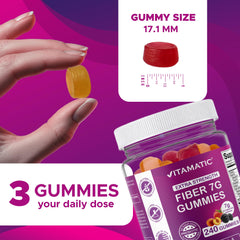 Vitamatic gomitas en mano ilustrando uso diario conveniente