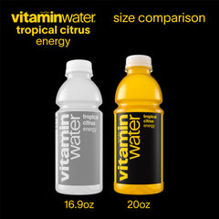 vitaminwater botella en mano mostrando tamaño real y facilidad de transporte