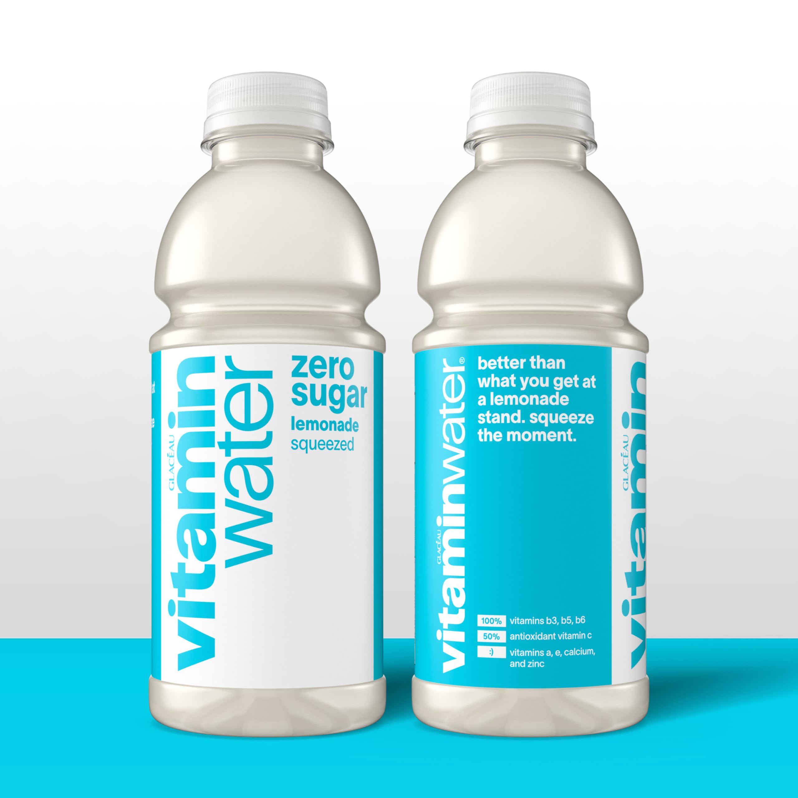 vitaminwater botella en mano mostrando tamaño práctico y facilidad de transporte