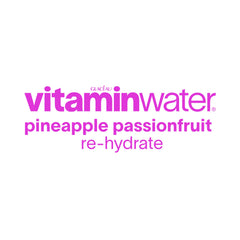 vitaminwater botella de 20 oz en mano para mostrar portabilidad
