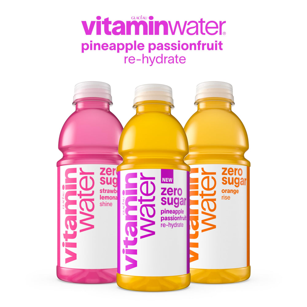 vitaminwater botella en ambiente de playa transmitiendo sensación tropical