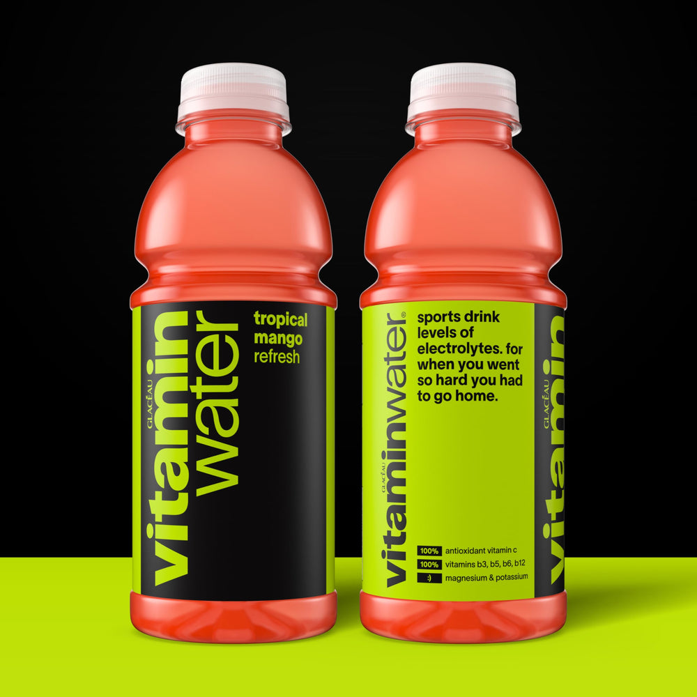 vitaminwater etiqueta en primer plano con listado de vitaminas y beneficios, información clara