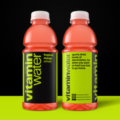 vitaminwater etiqueta en primer plano con listado de vitaminas y beneficios, información clara