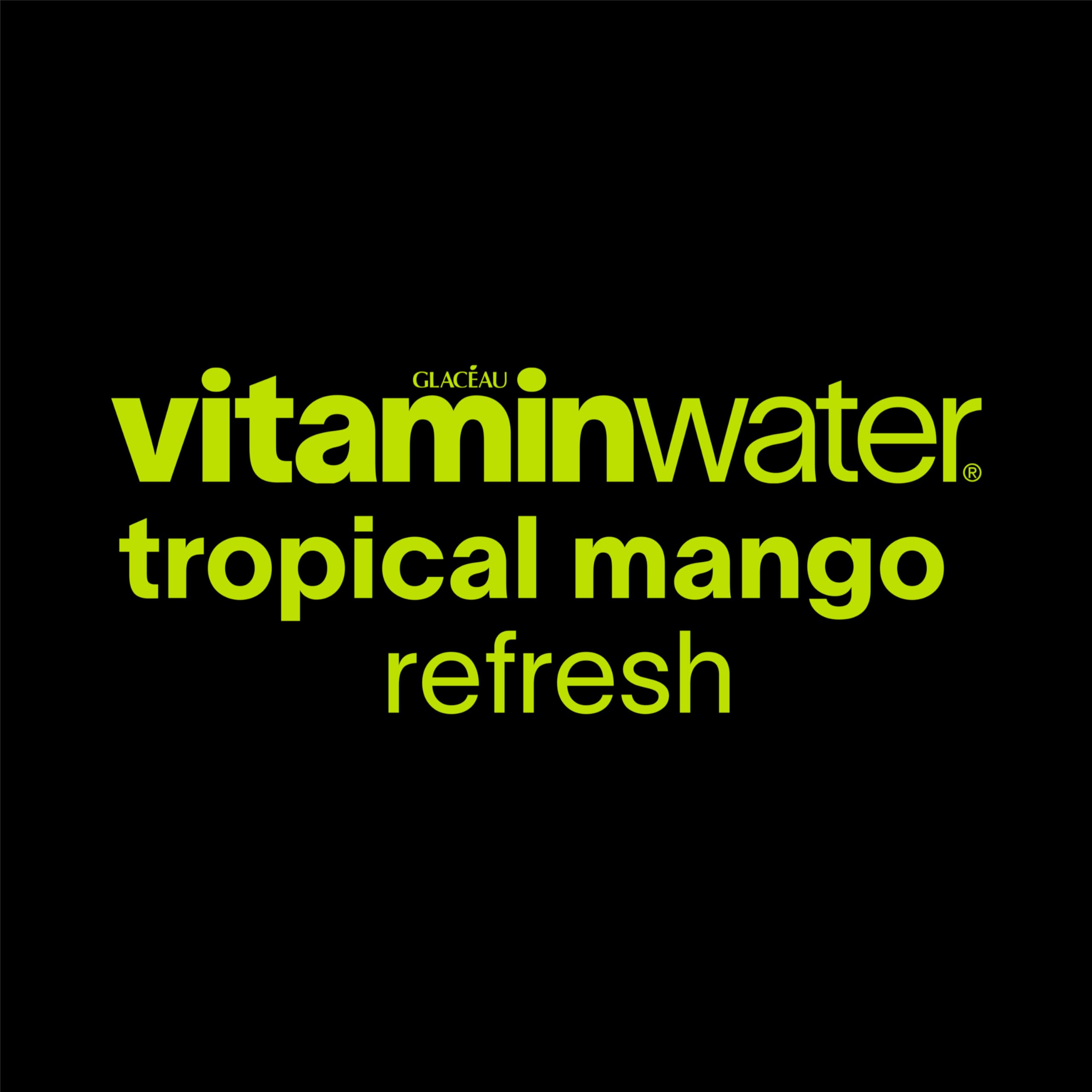 vitaminwater vaso con líquido mango y hielo, muestra color y textura refrescante