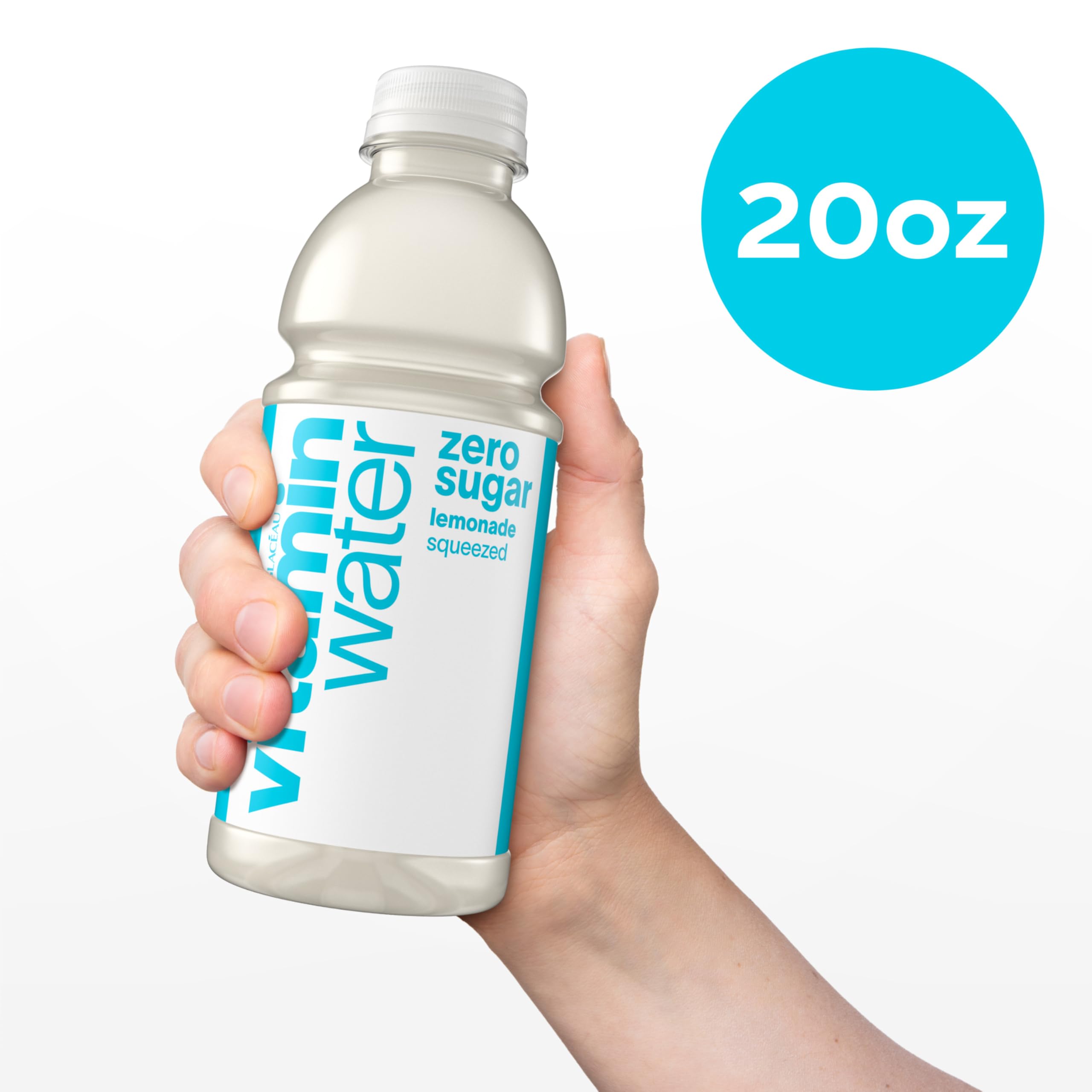 vitaminwater vertido en vaso con hielo que realza sabor y disfrute inmediato