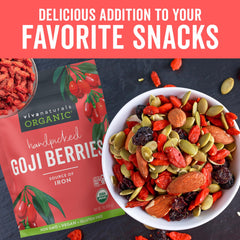 Viva Naturals goji mezcladas en batido, aporte de sabor y color natural