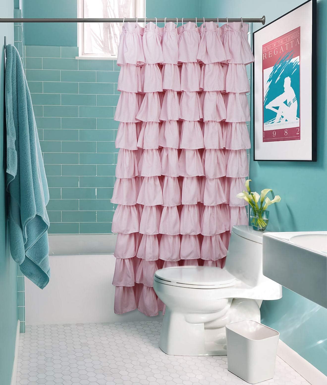 Volens cortina filtrando luz natural para un baño más acogedor