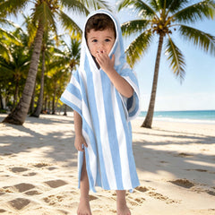 VOOVA & MOVAS poncho usado por un niño en la playa, comodidad y cobertura tras nadar