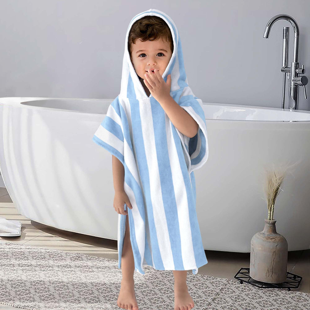 VOOVA & MOVAS poncho junto a un juguete para comparar tamaño, ideal para toddlers