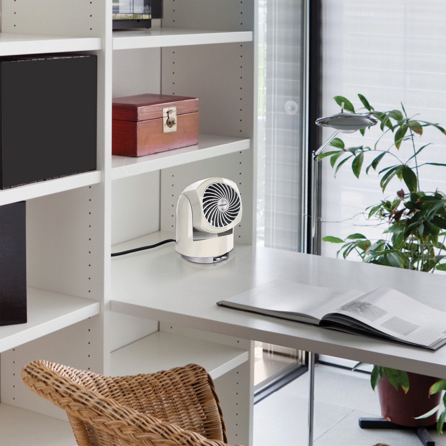 Vornado Flippi V6 comparación de escala sobre un escritorio para referencia
