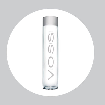 VOSS agua en vaso mostrando claridad y sabor neutro