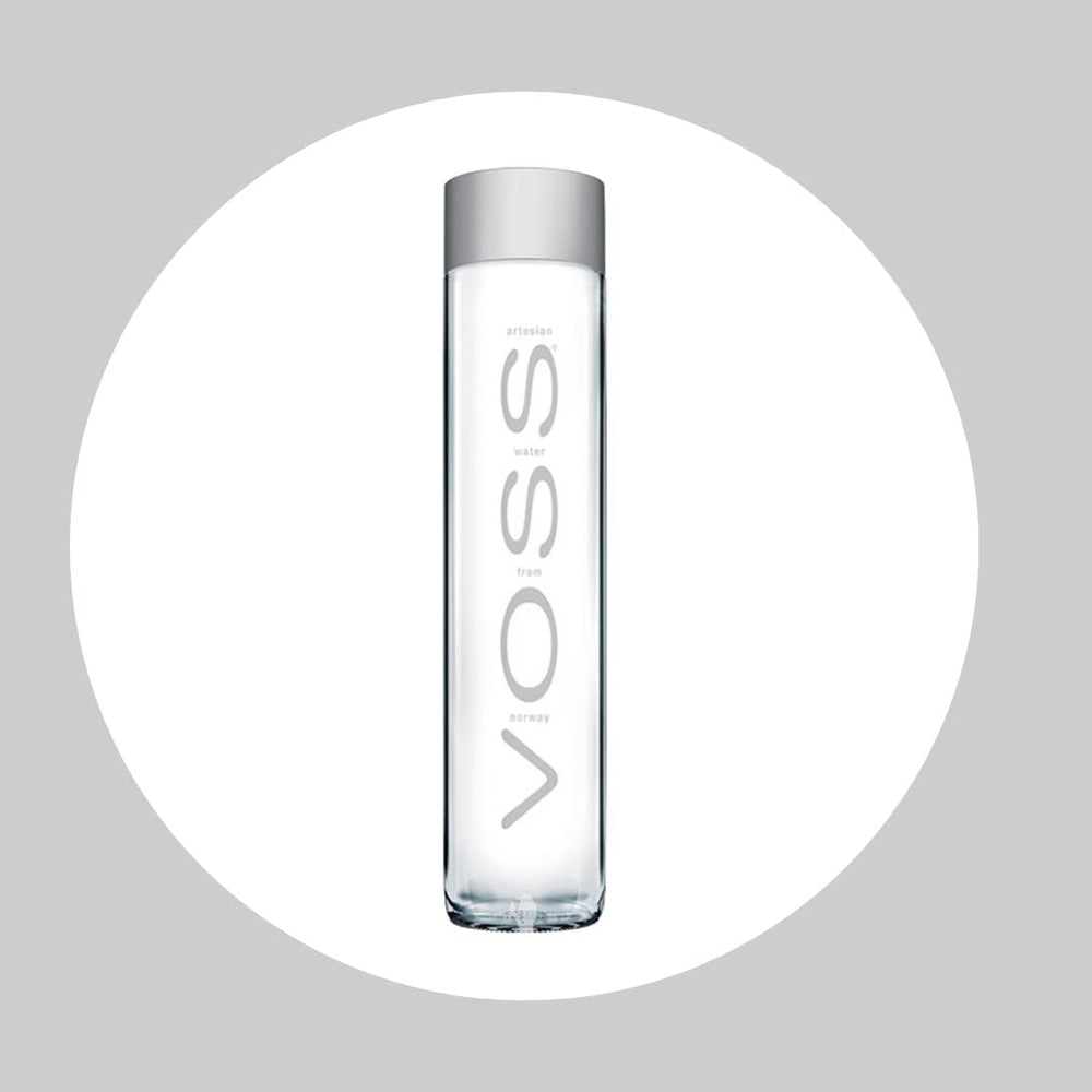 VOSS agua en vaso mostrando claridad y sabor neutro