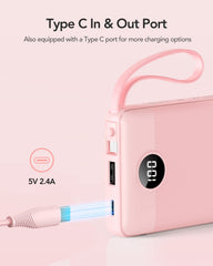 VRURC power bank colgado en mochila mostrando la correa para transporte manos libres