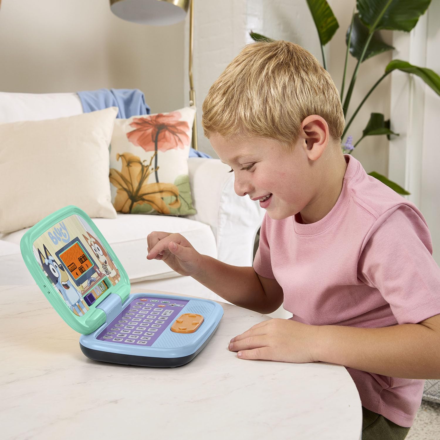 VTech Bluey niño jugando con portátil, fomenta coordinación y juego creativo