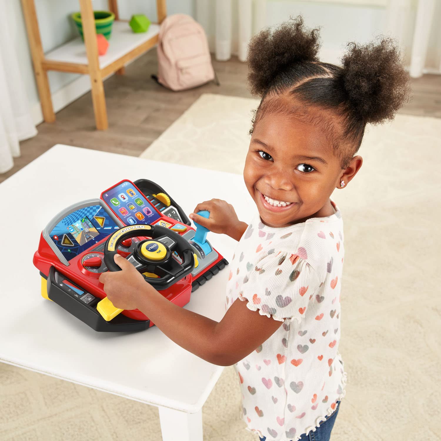 VTech niño jugando con el volante, fomenta juego imaginativo y habilidades sociales