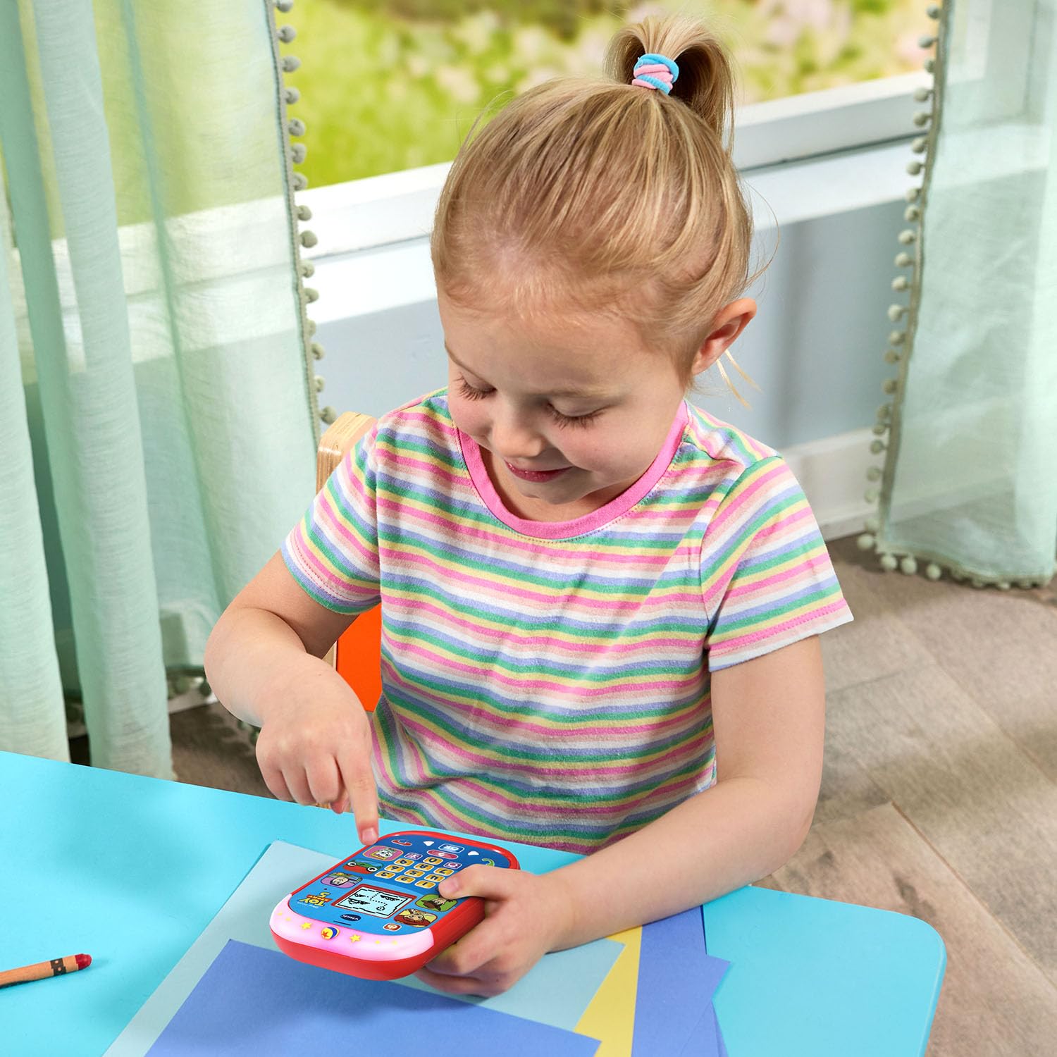 VTech comparación de tamaño con manos para estimar escala y ergonomía