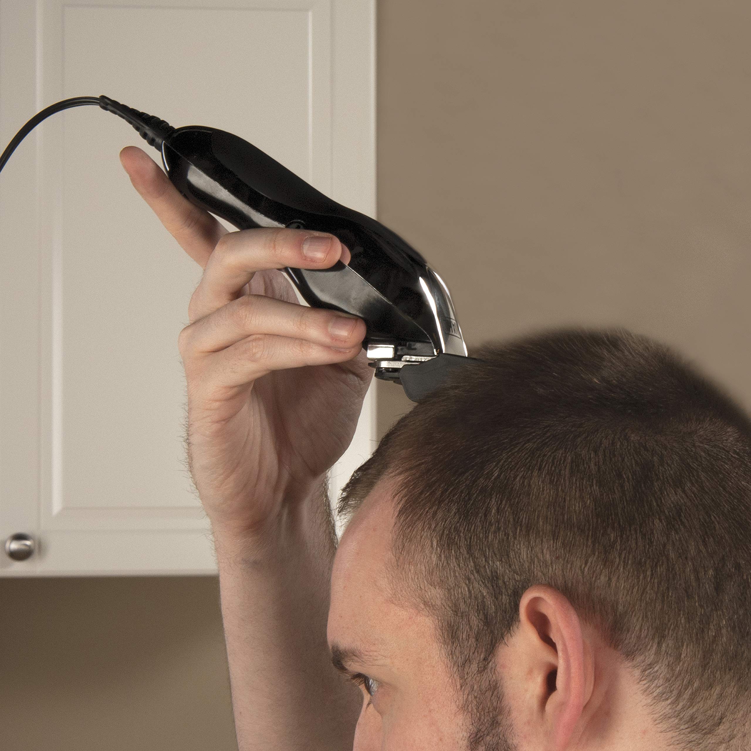 Wahl Chrome Pro accesorios organizados con peines y tijeras listos para cortes rápidos