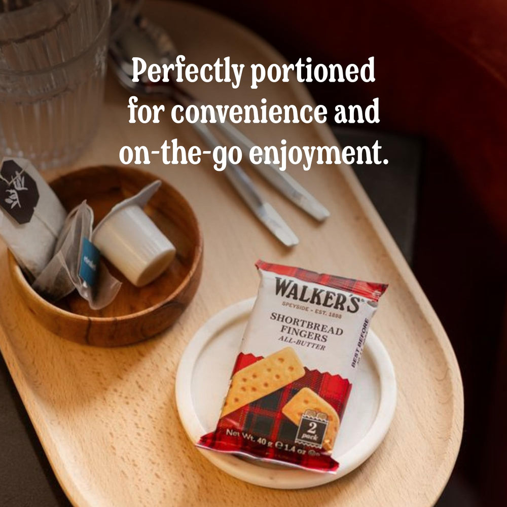Walkers dedo servido en plato junto a té para un snack elegante