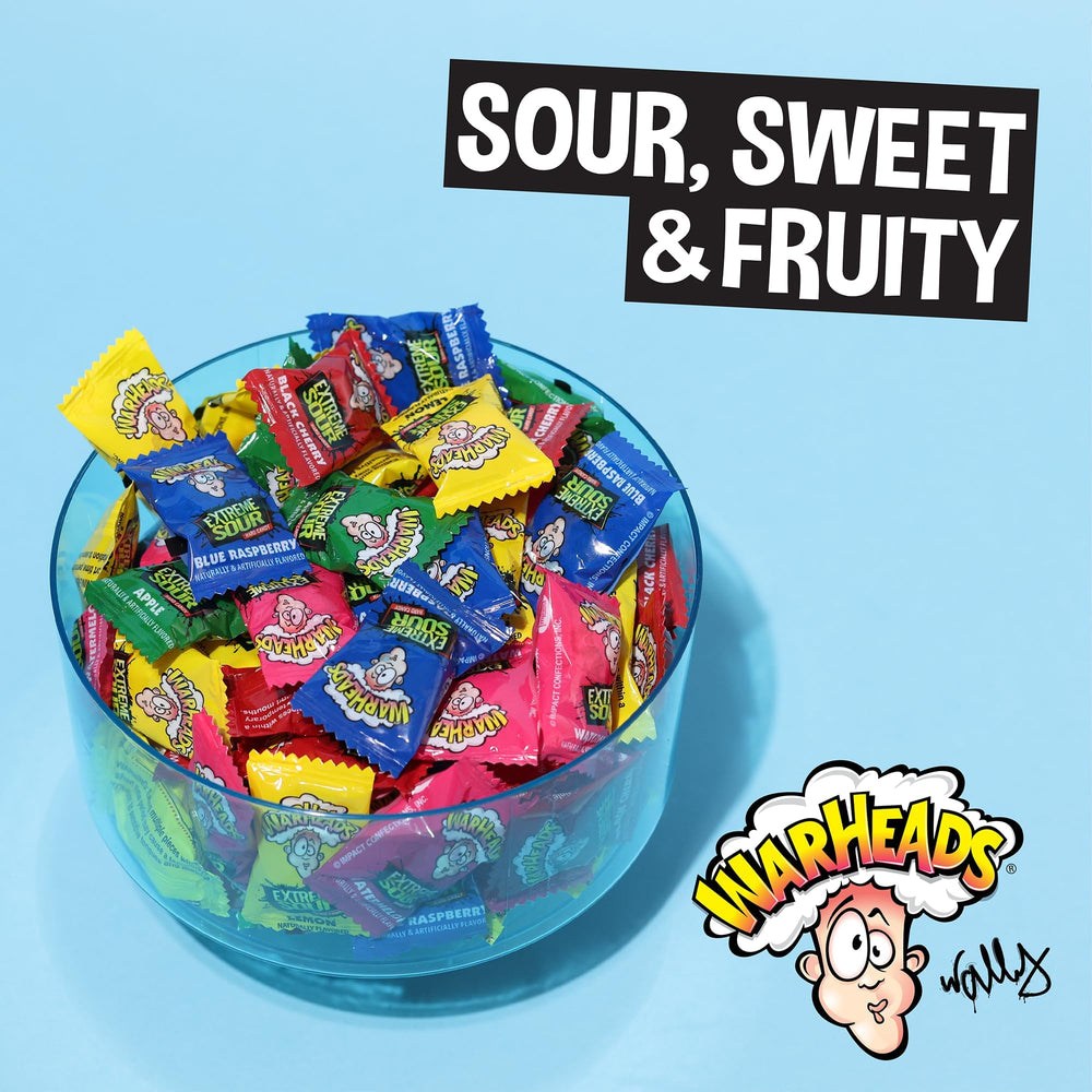 Warheads caramelo en mano listo para probar el sabor extremo