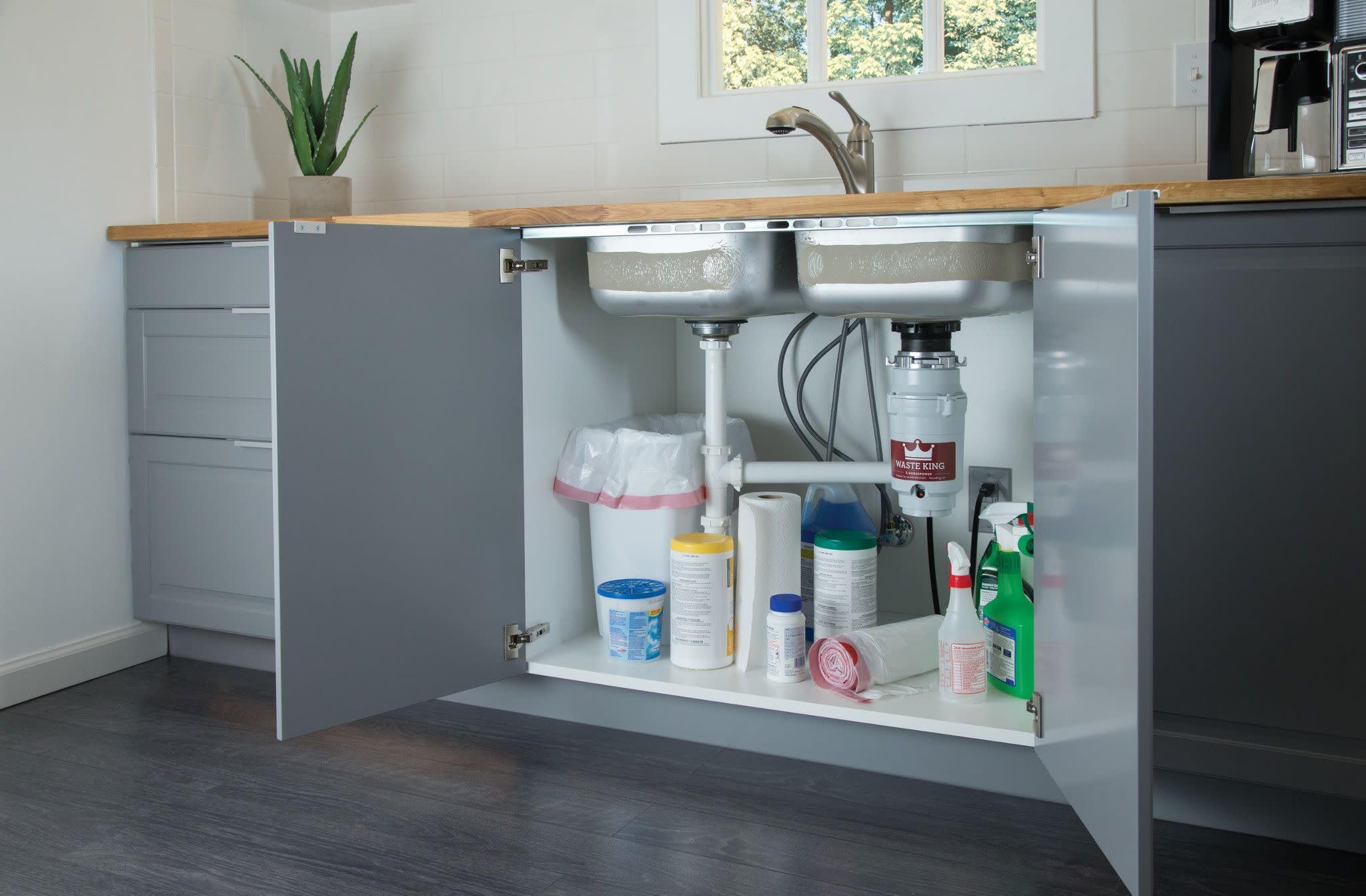 Waste King protector anti-salpicaduras desmontable para una limpieza simple