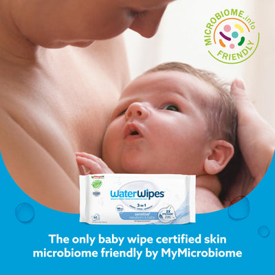 WaterWipes toallita extendida demostrando tamaño y suavidad para bebé
