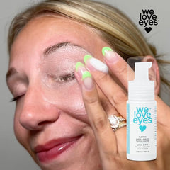 We Love Eyes detalle de la etiqueta con ingredientes naturales visibles