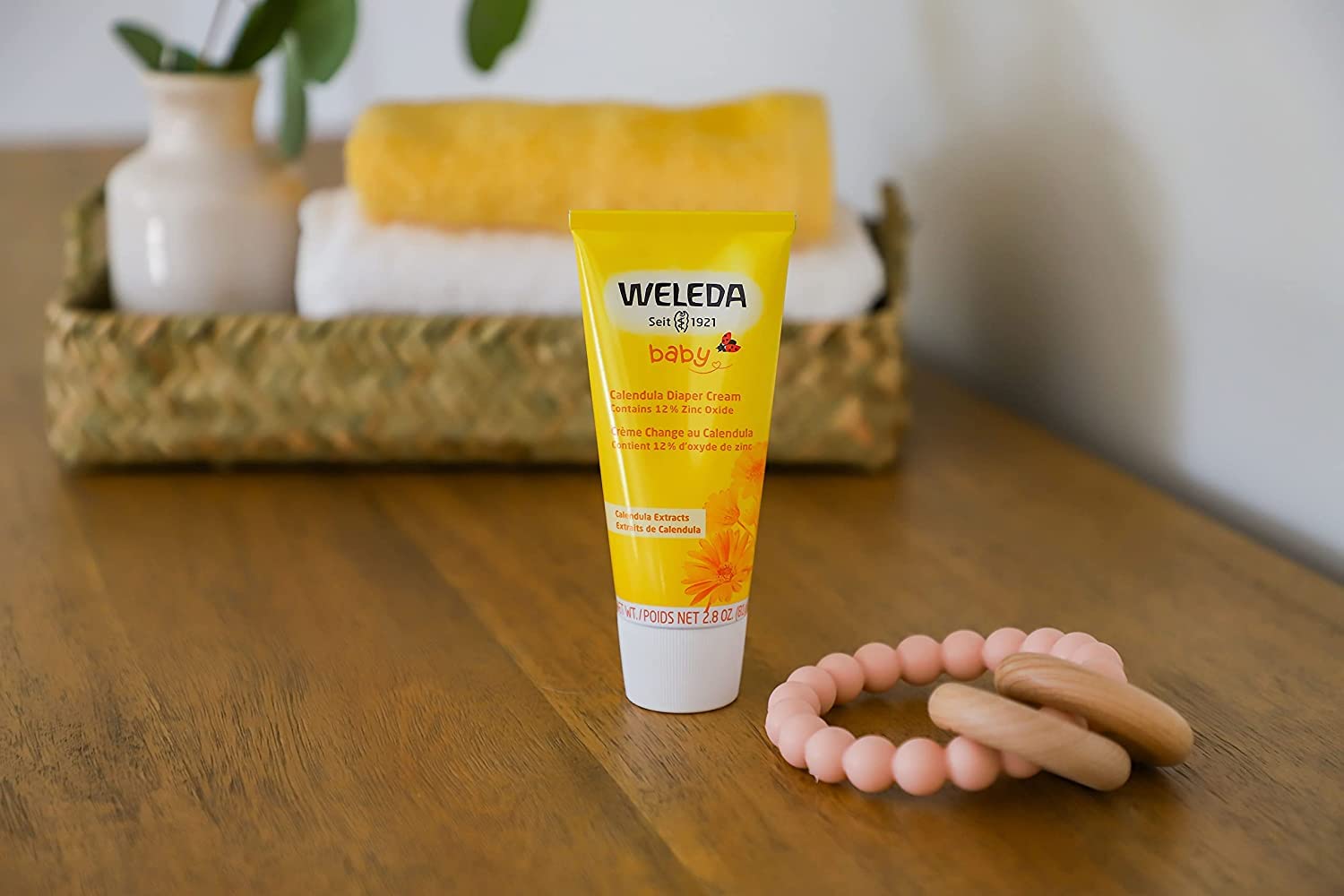 Weleda aplicación suave en la piel del bebé mostrando cuidado y confort