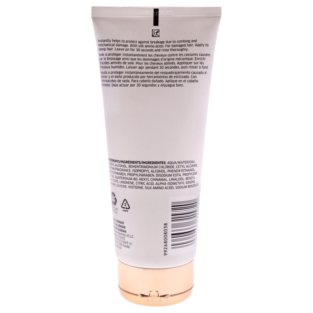 Wella Professionals textura cremosa en primer plano que muestra nutrición y suavidad