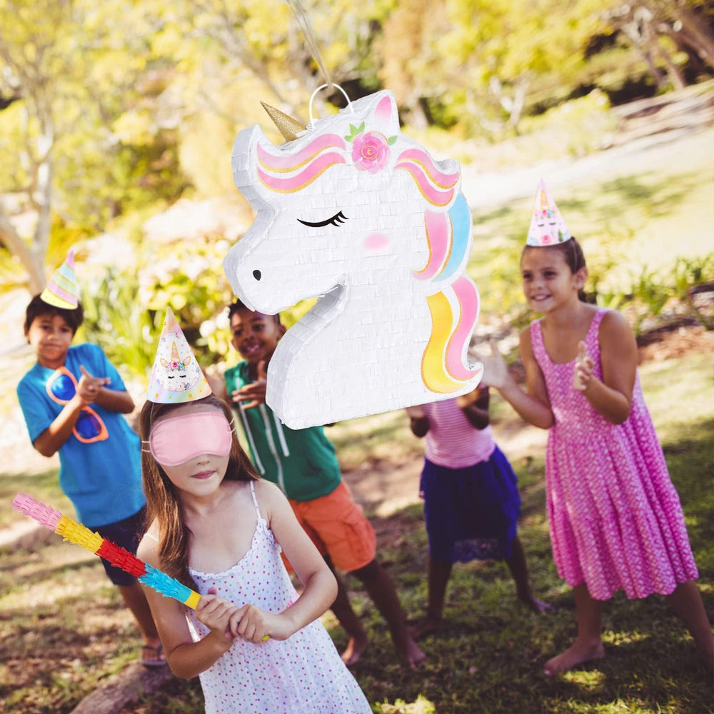WERNNSAI piñata colgada en fiesta creando ambiente festivo