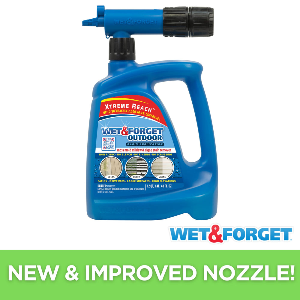 Wet & Forget en uso con manguera aplicando producto en tejado difícil, sin escaleras