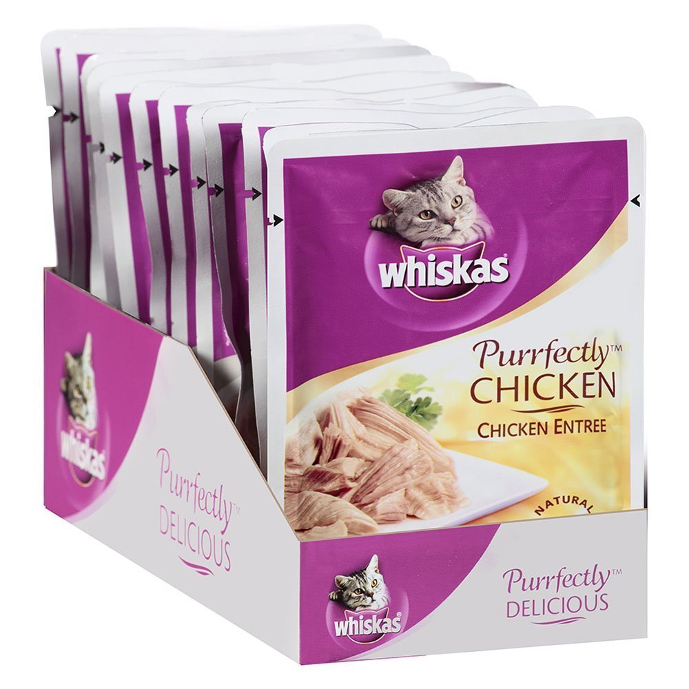 Whiskas primer plano de trozos de pollo en jugo, textura apetitosa