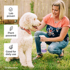 Wondercide spray en perro demostrando protección natural contra pulgas y garrapatas