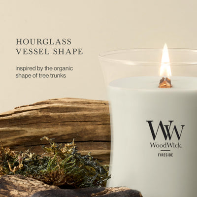 WoodWick vista lateral hourglass destacando forma decorativa