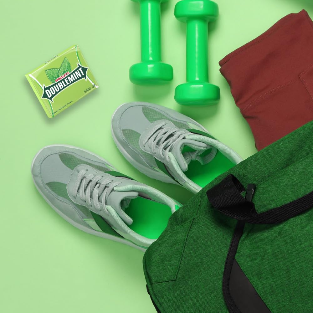 Wrigley's Doublemint comparación a mano que muestra tamaño portátil