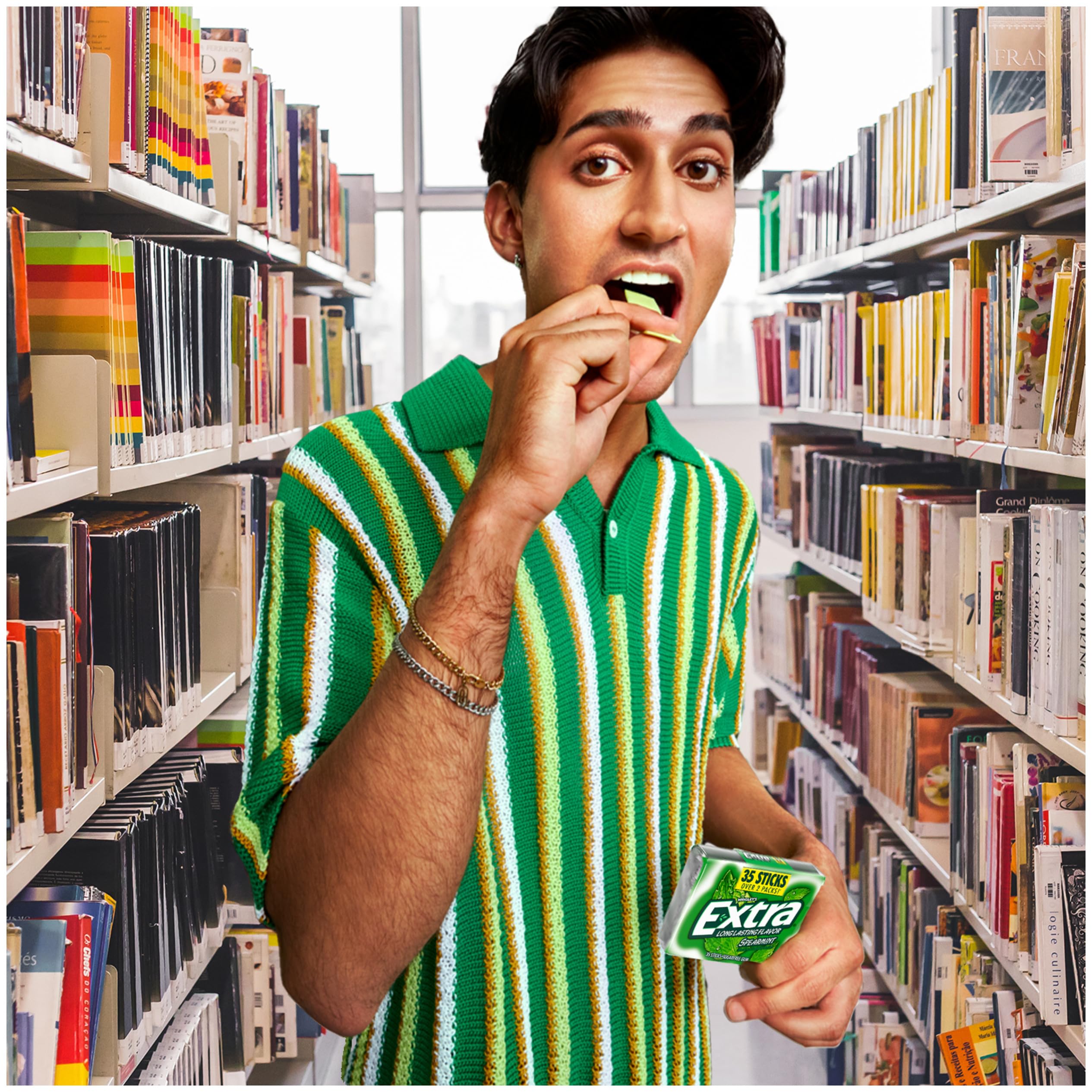 WRIGLEY'S EXTRA comparación de tamaño con una mano para referencia portátil