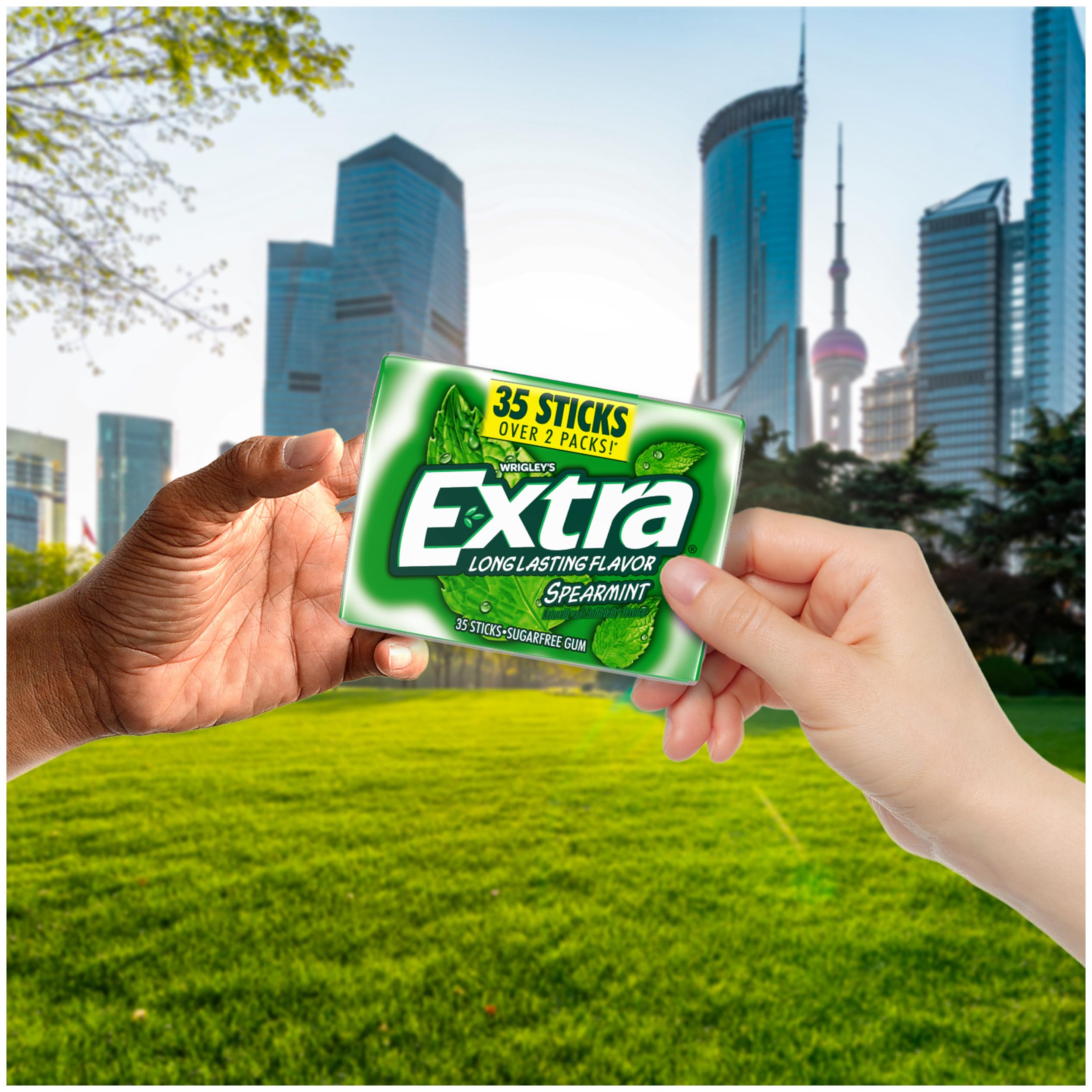 WRIGLEY'S EXTRA pack junto a laptop en escritorio para foco y energía
