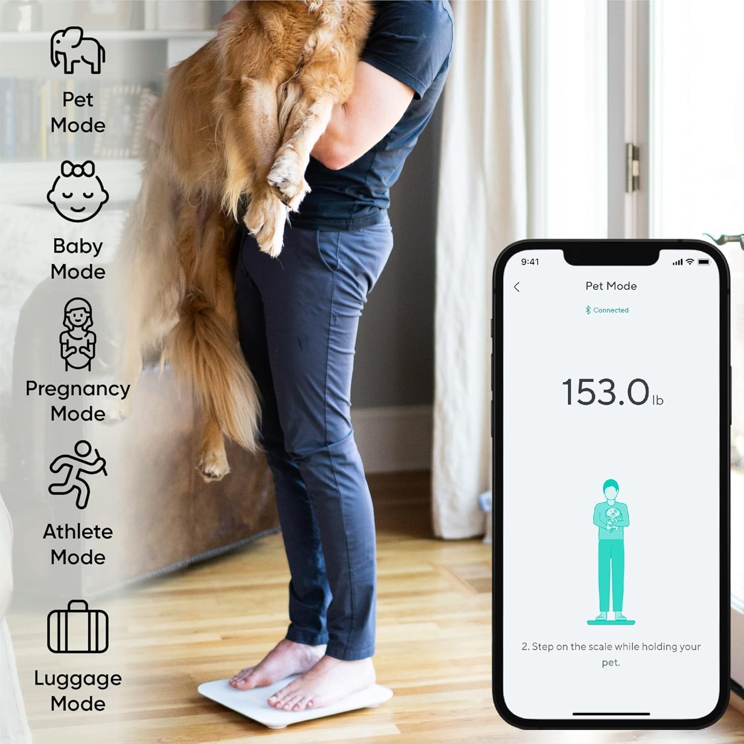 Wyze comparación de tamaño junto a un zapato para referencia de escala