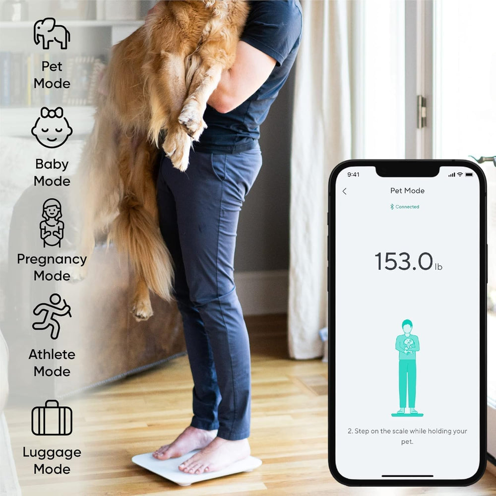 Wyze comparación de tamaño junto a un zapato para referencia de escala