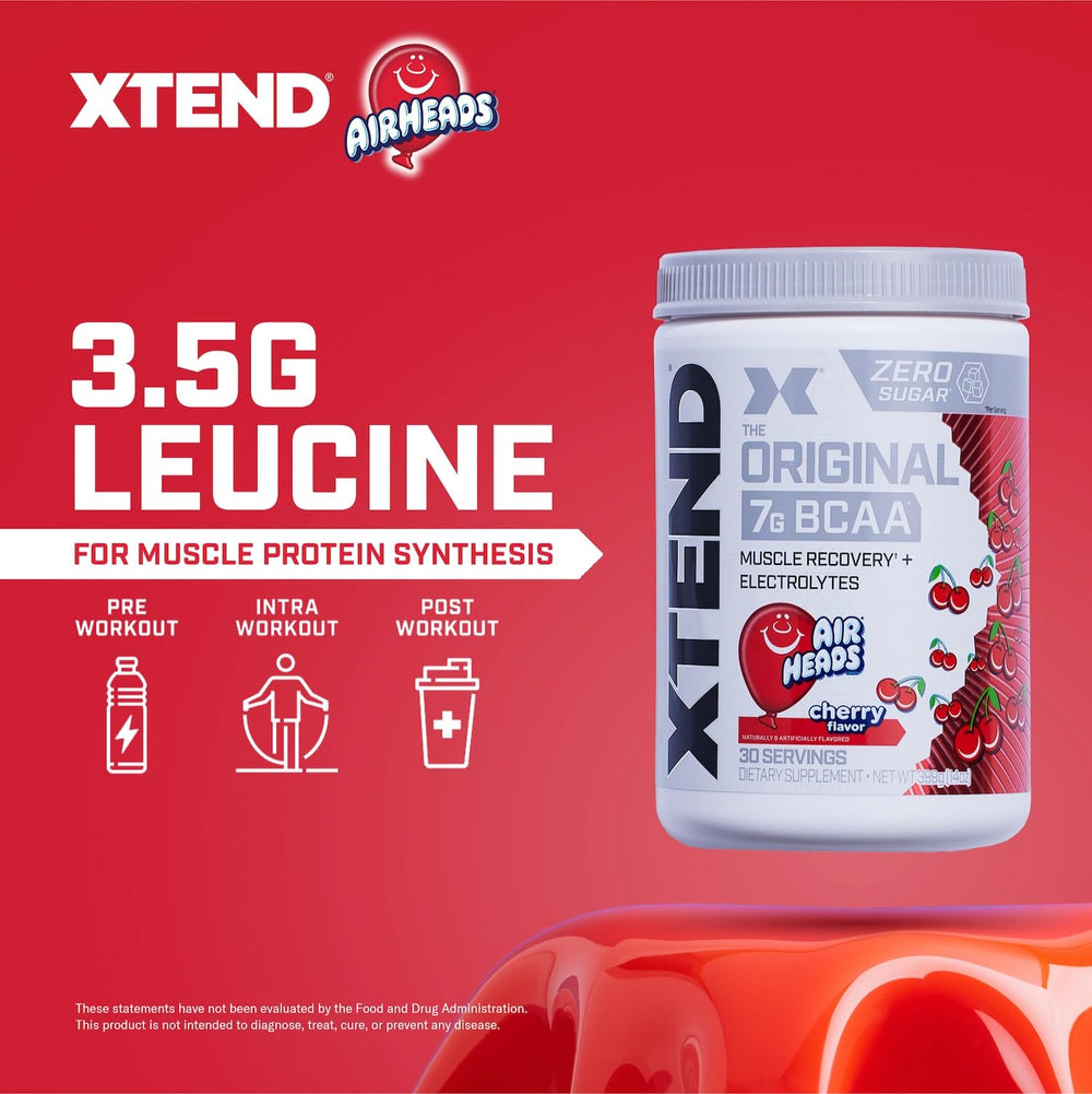 Vaso con Xtend mezclado en gimnasio mostrando hidratación durante ejercicio