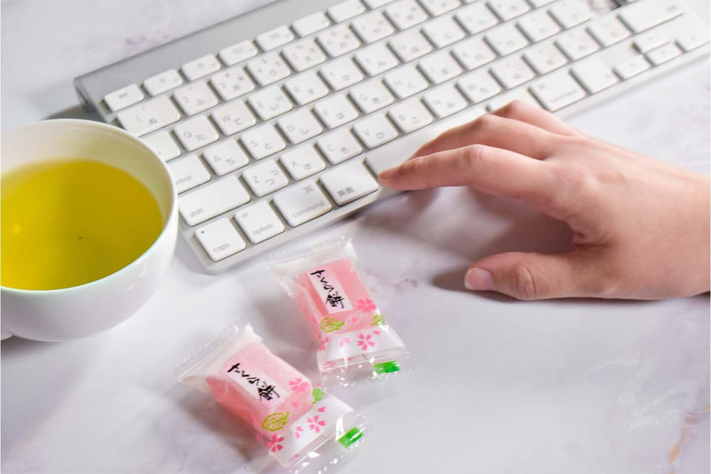 YAMASAN KYOTO UJI mano sosteniendo una gomita para mostrar tamaño real