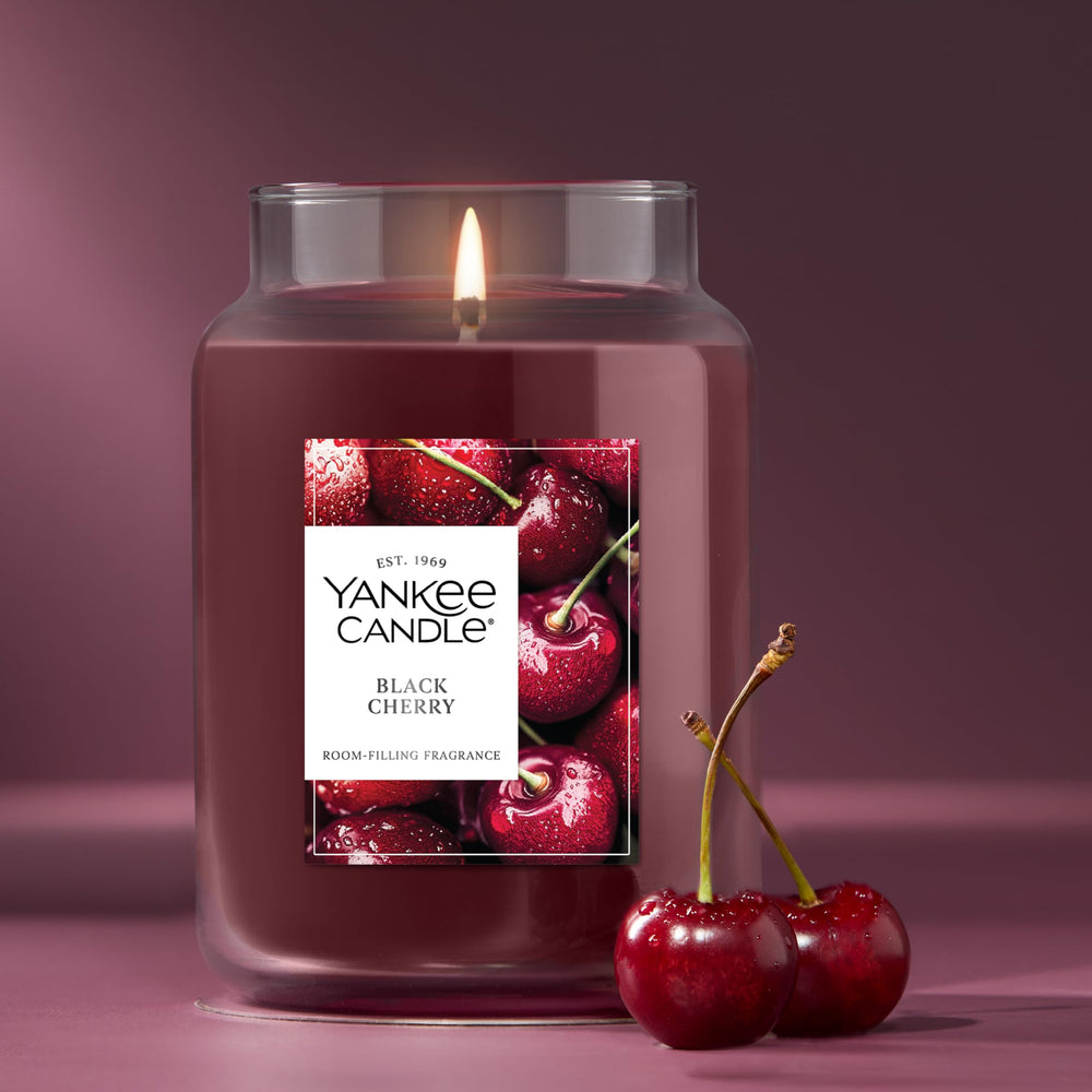 Yankee Candle vela encendida en habitación aportando ambiente cálido